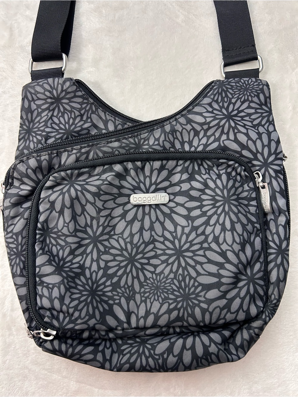Baggallini Black Gray Floral Print Criss Cross Crossbody Bag